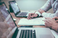 Besprechung über Sicherheit im Büro mit Laptops